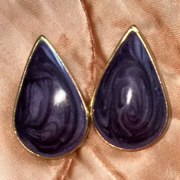 Vintage 80s teardrop shaped purple swirl enamel painted post earrings - Picture 2 of 3